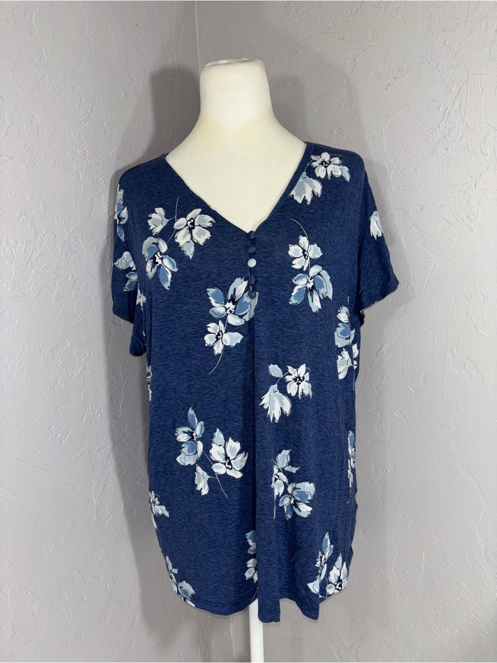 Liz Claiborne Navy Floral V-Neck Button-Accent Top